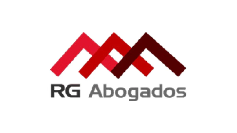 Logotipo anterior de RG Abogados: tres formas triangulares rojas sobre el nombre