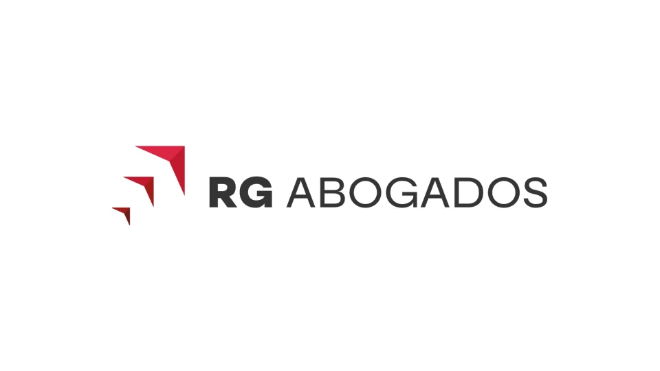Logotipo nuevo de RG Abogados: símbolo de flechas angulares rojas junto al nombre