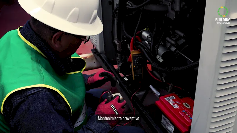 Técnico de Building Total Services en mantenimiento preventivo, video corporativo