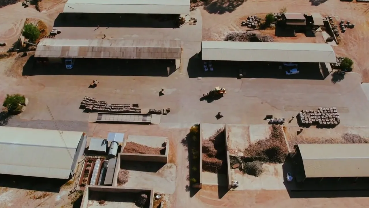 Toma aérea con drone de la planta de MP Stones, de su video corporativo producido por NewApe