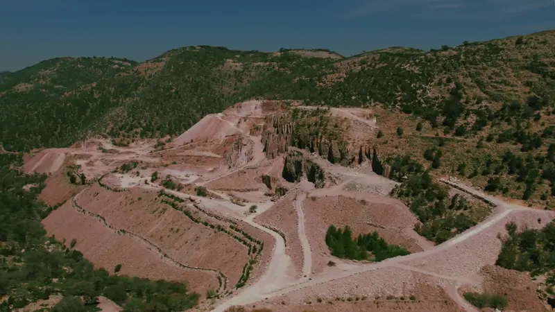 Toma aérea con drone de la cantera de MP Stones