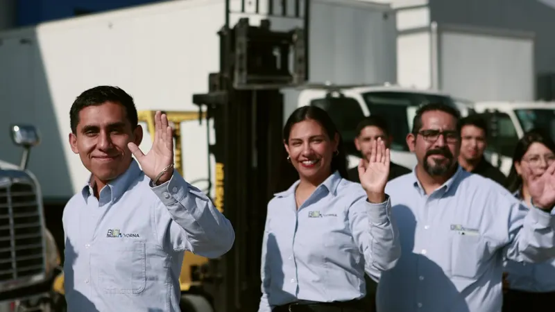 Equipo de Biocorrugados Yorna saludando en su planta, video corporativo